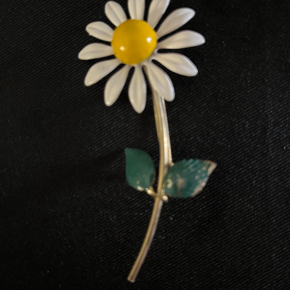 Vintage Daisy Flower Brooch with Yellow and White Petals